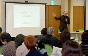 堆朱フォーラムで講演する室瀬和美さん＝村上市田端町