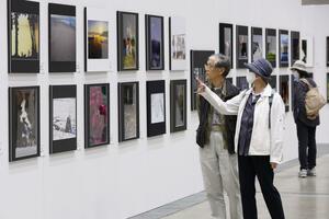 県展新潟展で作品を鑑賞する来場者=23日、新潟市中央区