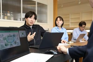 経済団体の関係者と打ち合わせする岩田文月さん(左)。人材育成への注力を求める=新潟市西区