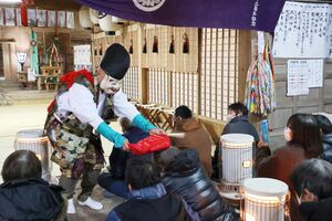 えびす舞や大黒舞で参拝客に福を授けたお七日祈願祭＝佐渡市新穂潟上