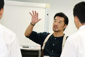 座談会で在院生と話し合う村上隼さん=長岡市御山町