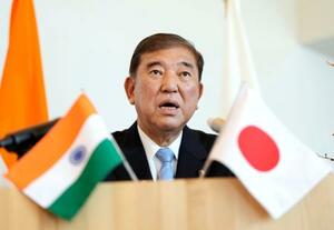 インド首相とともに東京エレクトロンの工場を視察し、記者の質問に答える石破首相=8月30日午後、宮城県大和町