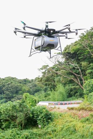 石川県珠洲市で試験飛行する、物資輸送用の空飛ぶクルマ=15日午前