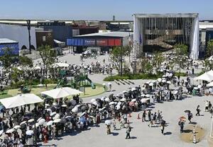 大勢の来場者でにぎわう大阪・関西万博の会場=21日、大阪市此花区の夢洲
