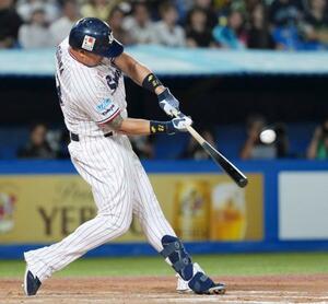 8回ヤクルト2死、オスナが左越えに決勝ソロを放つ=神宮