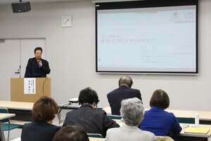 県警サイバー犯罪対策アドバイザーである落合博幸氏による学習会=新潟市中央区の勤労福祉会館