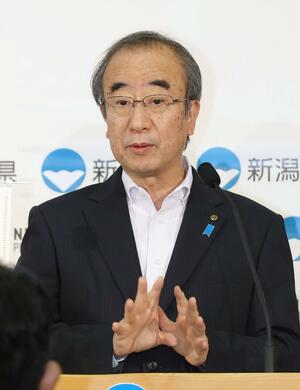 記者の質問に答える花角英世知事=6月12日、県庁