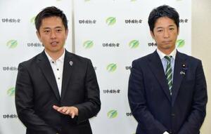 「副首都」構想の実現に向けたプロジェクトチームの初会合を終え、取材に応じる日本維新の会の吉村代表(左)と藤田共同代表=6日午後、大阪市中央区
