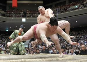 大の里(奥)がはたき込みで大栄翔を破る=両国国技館