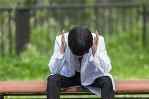 頭を抱える男性のイメージ