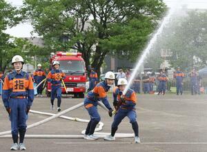 ポンプ操法大会で手際よく目標に向かって放水する消防団員ら=6月16日、新潟県妙高市栗原4