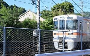 　ＪＲ東海道線沿いに残る、事件当時のままの蔵＝１０月１７日、静岡市