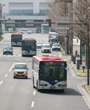 運転手不足が懸念される路線バス＝３月２４日、新潟市中央区の東大通り　※画像の一部を加工しています