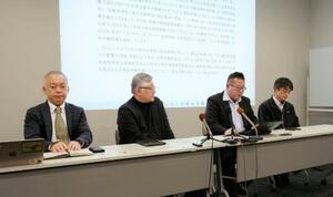 記者会見する日本生態学会九州地区会の専門家ら=10日午後、長崎市