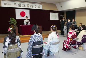 県立吉田病院付属看護専門学校で行われた最後の卒業証書授与式。答辞を述べる卒業生代表の本間恵美さん=燕市吉田大保町