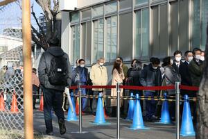 新発田市の女性殺害事件の判決公判を前に、傍聴券を求める人たち=11月18日、新潟市中央区