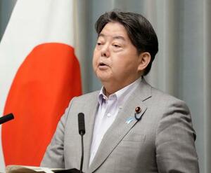 記者会見する林官房長官=7日午前、首相官邸