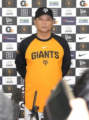 試合前、取材に応じる巨人・橋上監督代行＝２６日、東京ドーム