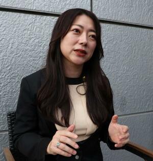 取材に応じる富永京子さん＝３月１８日、東京都新宿区