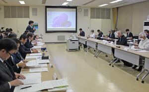 県が発行したリーフレットなどについて議論された「地域の会」=柏崎市荒浜1