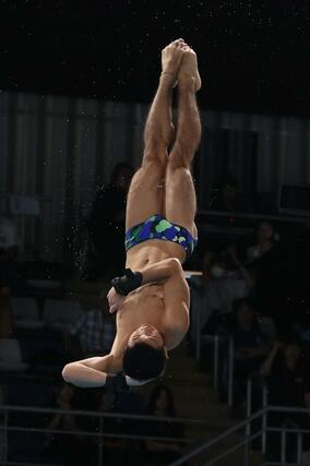 少年男子３メートル飛板飛込で３位入賞を果たした石沢遥斗（帝京長岡高）の２回目＝滋賀県草津市