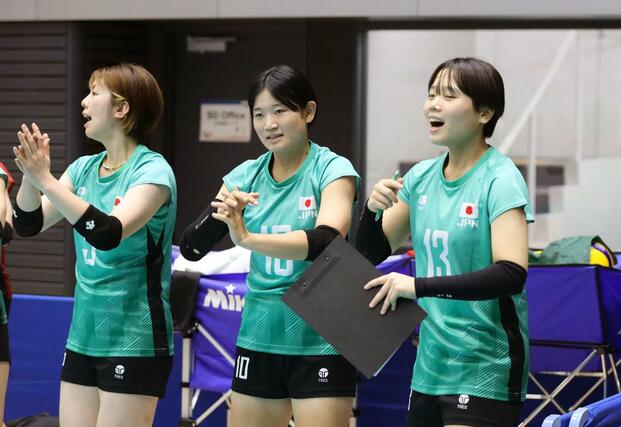 日本-カナダ ジェスチャーで応援する高橋朋伽(右)=駒沢体育館