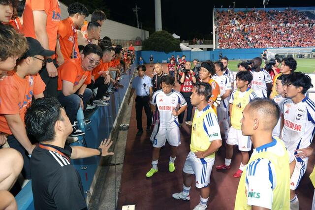 試合終了後、サポーターからの熱い思いに耳を傾ける新潟の選手ら＝９月２０日　横浜市のニッパツ三ツ沢球技場