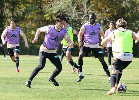 湘南戦に向け練習するMF新井泰貴(左から2人目)=聖籠町