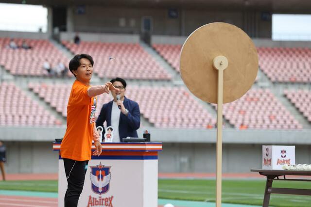 ダーツで投じるＭＦ藤原奏哉＝ビッグスワン