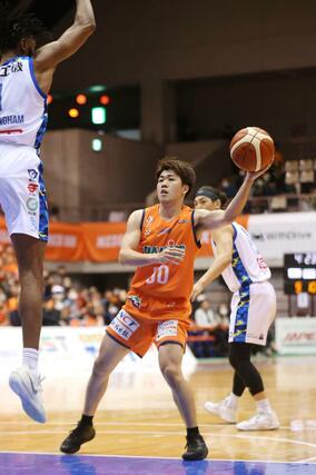 新潟－湘南　第１クオーター、ゴール下にパスを出す長尾光輝＝新潟市鳥屋野総合体育館