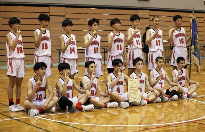男子で県大会史上初の4連覇を成し遂げた本丸のメンバー=7月13日、リージョンプラザ上越