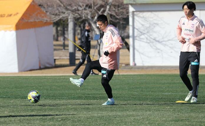 ボールを蹴るFW小野裕二=1月20日、宮崎県西都市の清水台総合公園