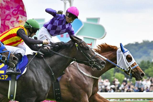 第８７回オークスを制した今村聖奈騎乗のジュウリョクピエロ（奥）＝東京競馬場