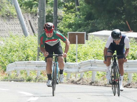 自転車男子個人ロードレース 最後の上り坂、接戦を制した水谷悠平(左・吉田)=弥彦村
