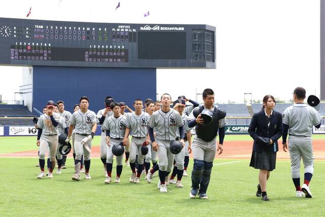 長野商業に敗れた関根学園の選手ら＝エコスタ