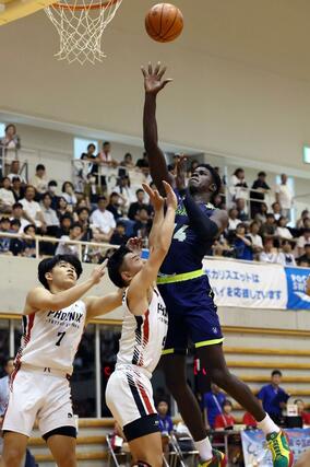 鳥取城北－帝京長岡　第２クオーター、帝京長岡のトゥレイ・モモドゥ（右）がシュートを決め１８－２３＝岡山市