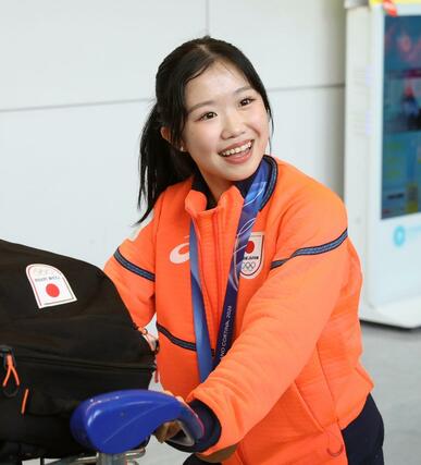 帰国したフィギュアスケート女子の中井亜美＝２４日、成田空港