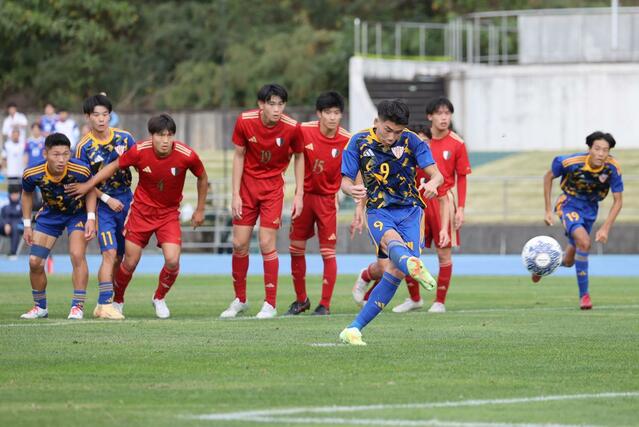 準決勝　開志学園ＪＳＣ－新潟明訓　前半２８分、開志学園ＪＳＣのＦＷ北野鈴雄がＰＫを決めて２－２＝新発田市五十公野公園陸上競技場