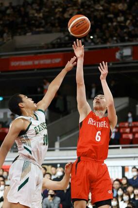 男子準々決勝　福岡第一－開志国際　第１クオーター、開志国際の千保銀河がジャンプシュートを決め、１４－１７＝東京体育館