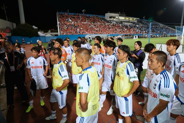 試合終了後、サポーターからの熱い思いに耳を傾ける新潟の選手ら＝９月２０日　横浜市のニッパツ三ツ沢球技場