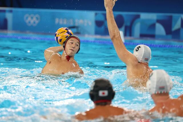 水球男子予選　日本－ハンガリー　第３ピリオド　稲場悠介（ブルボンＫＺ）がシュートを決め６－１２＝サンドニ（新潟日報社写真映像部・新井田悠）