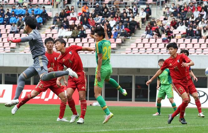 前半３１分、帝京長岡の樋口汐恩がヘッドで決めて２－０＝デンカビッグスワン