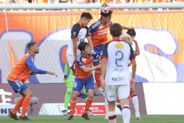 新潟－鹿島　ゴール前で競り合う＝デンカビッグスワン