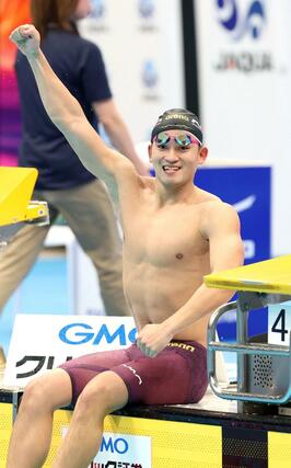 男子１５００ｍ自由形決勝　日本新記録で優勝しガッツポーズをする田渕海斗＝東京アクアティクスセンター
