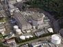 日本原子力発電敦賀原発2号機。原子力規制委員会は審査会合で原子炉直下に活断層があることを否定できず、原発の新規制基準に適合しないと結論付けた=7月26日午後、福井県敦賀市(共同通信社ヘリから)