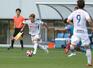 前半、パスを出すDF堀米悠斗=駅スタ