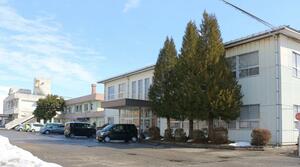 (手前から)機能訓練センター、母子健康センター、ゆきつばき荘。加茂市は、新たに整備する複合施設に機能を集約する方針だ=同市幸町2