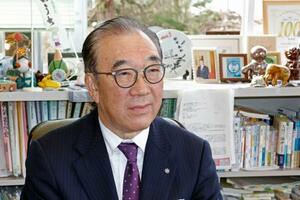 　インタビューに応じる福島県川内村の遠藤雄幸村長