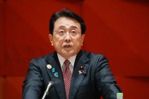 APEC貿易相会合を終え、記者会見する赤沢経産相=23日、中国江蘇省蘇州市(共同)