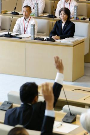 静岡県伊東市議会本会議で、自身への刑事告発などに関する採決を見守る田久保真紀市長(上右)=1日午前